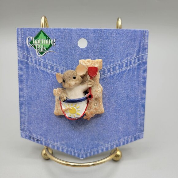 Charming Tails Lapel Pin My Sand Castle Retired 80/126 Mackenzie Mouse - Picture 2 of 3
